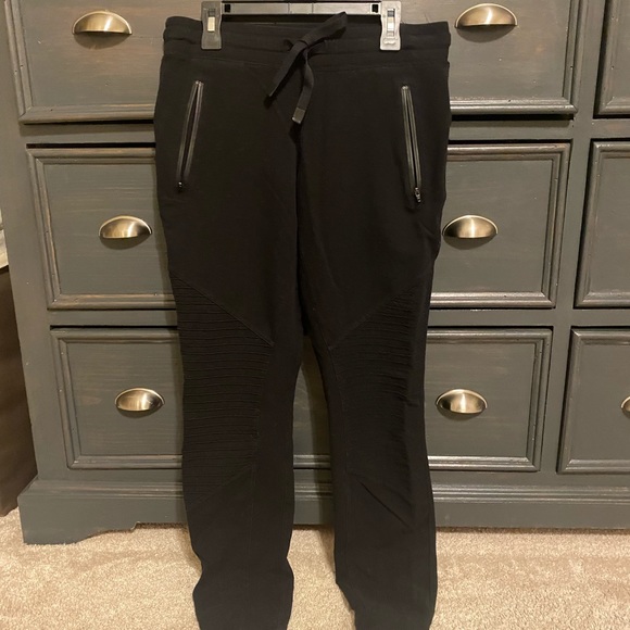 Alo yoga Moro sweatpants. Size small. Good condition. Super soft and comfortable - Picture 2 of 7